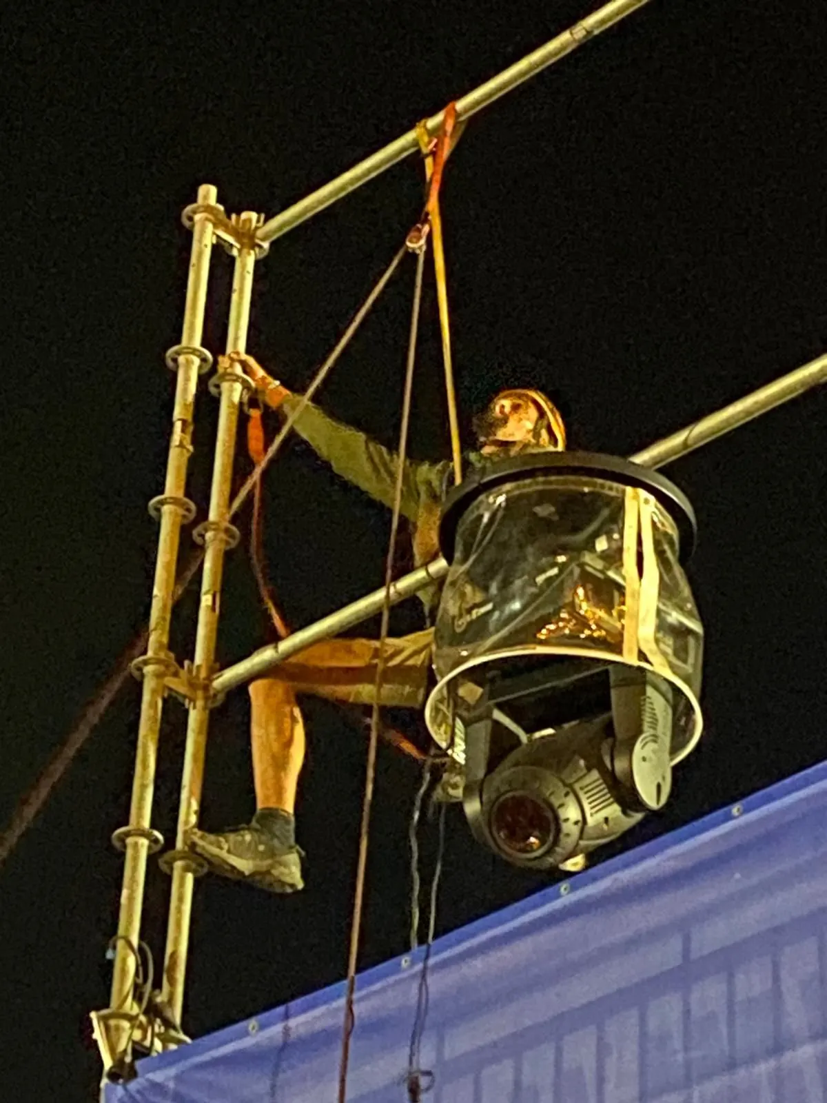 Instal·lació de llums i estructura tècnica en alçada
